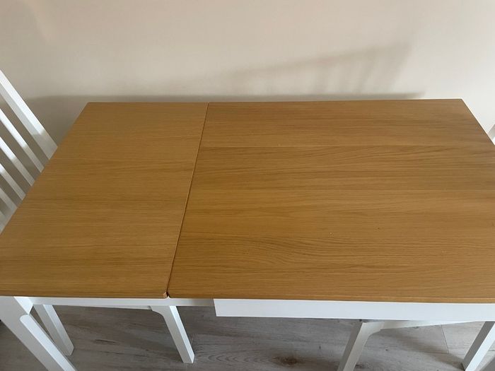 Extendable dining table and chairs