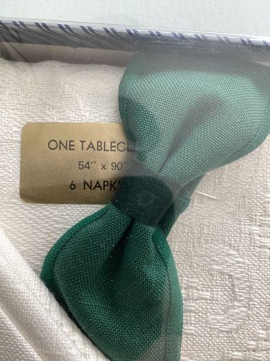 Vintage boxed pure linen tablecloth and 6 napkins