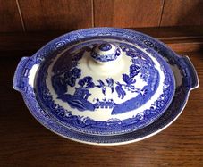 Old Willow Tureen/ Covered Veg Dish
