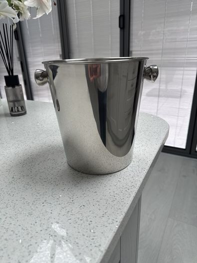 Ice bucket
