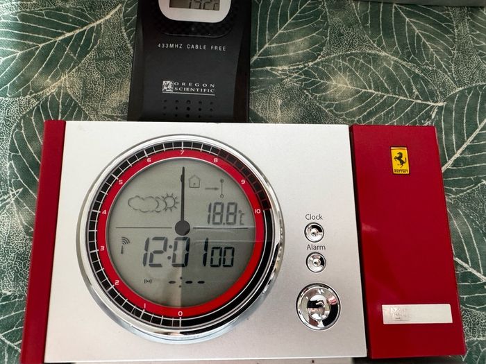 Oregon Scientific Ferrari Maranello FSP-301 projection alarm/weather clock