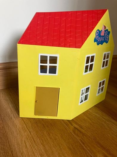Peppa pig house and book