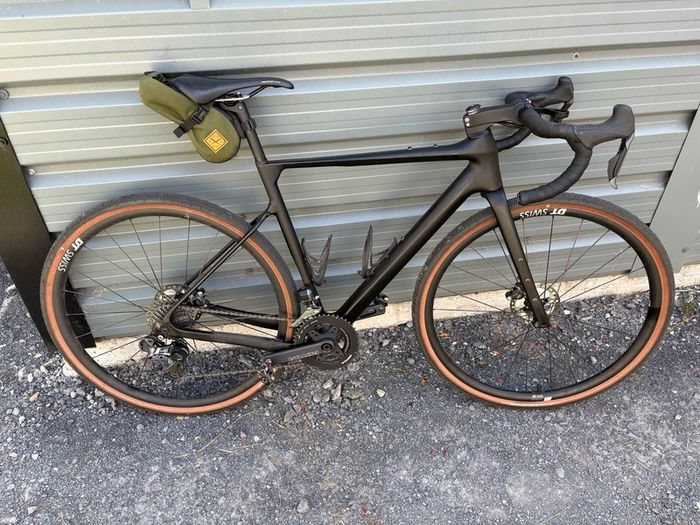 Light carbon custom gravel bike for sale size m di2