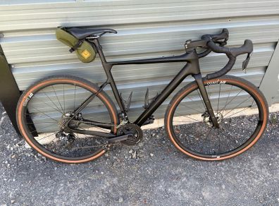 Light carbon custom gravel bike for sale size m di2