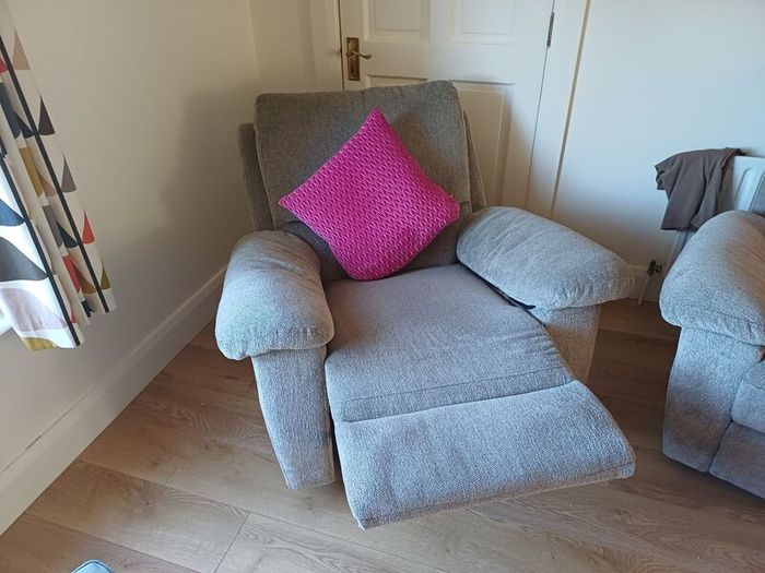 2 seater sofa + recliner chair [FINAL reduction]