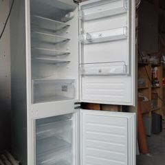Whirlpool Intergrated Built-in Fridge Freezer for your Kitchen or Unit