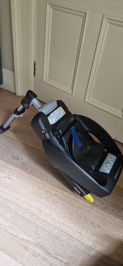 Car seat: Maxi cosy with Isofix base
