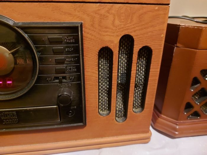 Replica vintage music system, 3 CD changer, Radio, Tape and Phono (Record Player) in lovely wooden Box Model Cl-1018, in very good condition