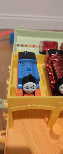 Thomas Train Glowing in The Dark track set PLUS EXTRA TRAINS