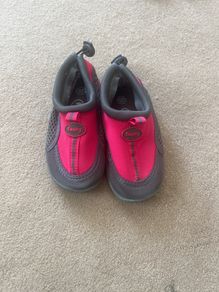 Beach shoes size 8