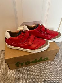 Froddo miroko red with black star trainers