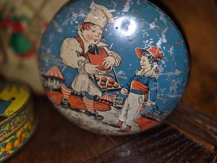 simple simon fairytale toffee tin 1930s