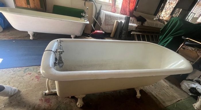 Elegant Antique Original Cast-Iron Bath (6ft)