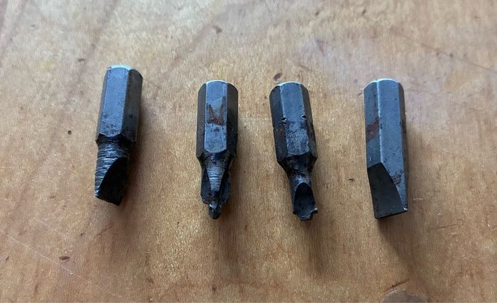 Magnetic extending screwdriver with 4 drill bits