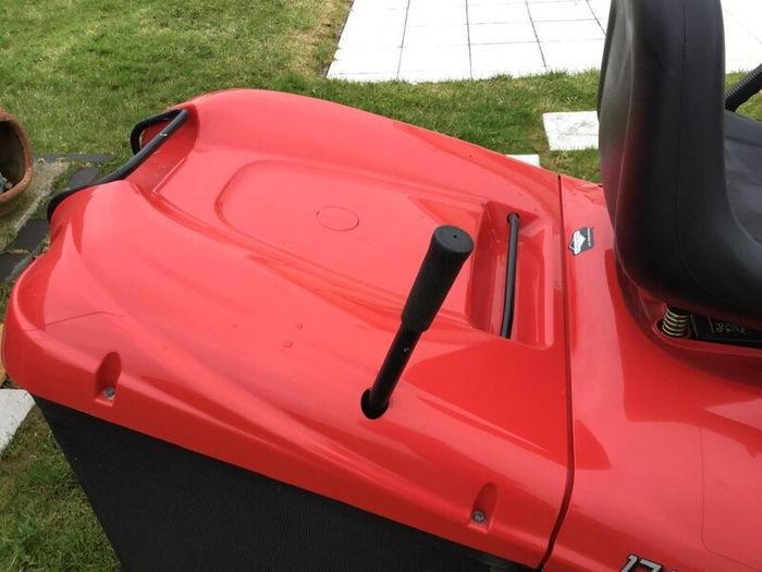 Ride on lawn mower