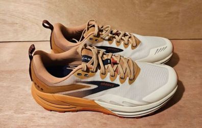 Mens Brooks Cascadia  Trainers Size 9 Brand New Never Used