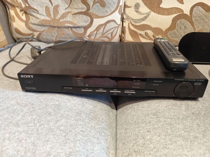 Sony TA-VE150 5.1 Amplifier, remote and 5 Pioneer Speakers