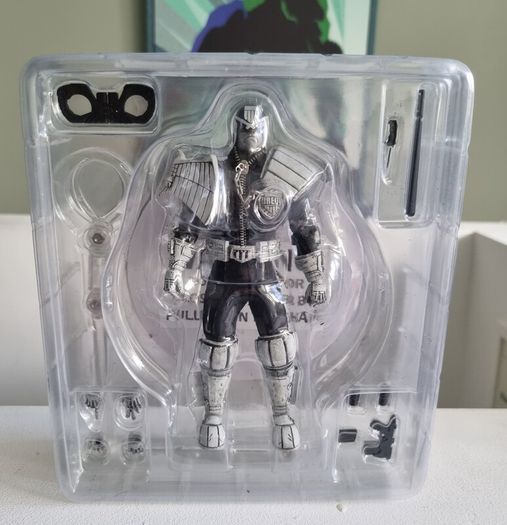 Mezco 1:12 Scale Judge Dredd Black/White figure