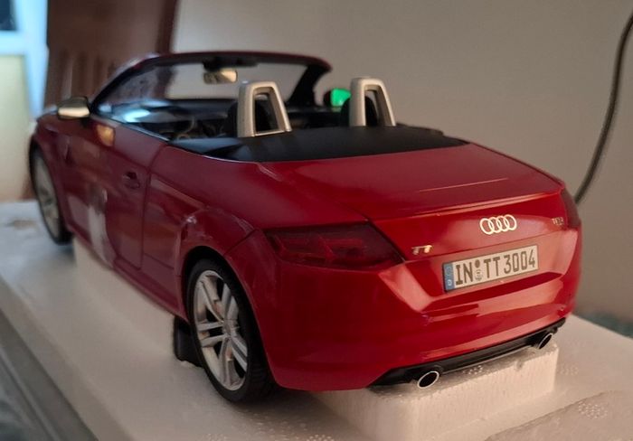 AUDI TT Roadster 2014 - Minichamps Dealer Edition 1/18 New In Box