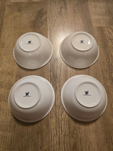 4 White Bowls