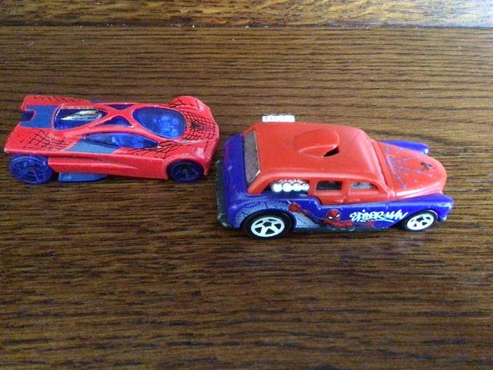 2 Hot Wheels Mattel Spiderman cars
