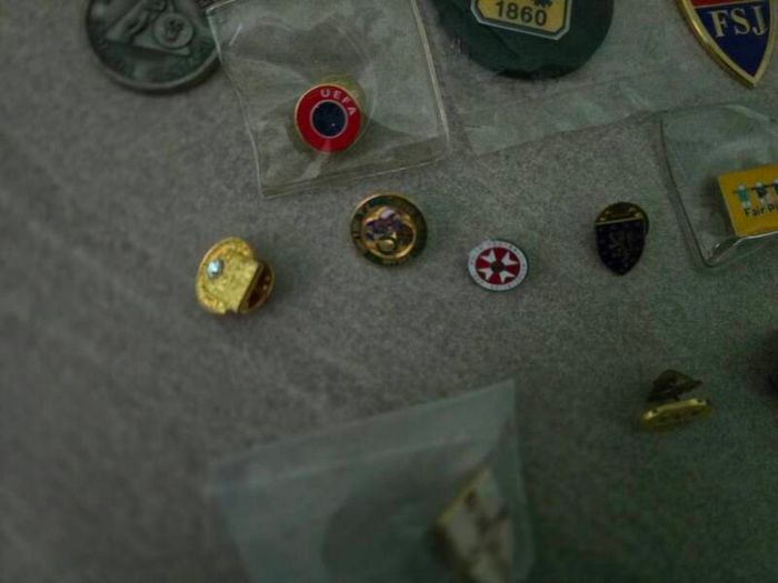 14 pins and 11 key rings from different football associations around the world
