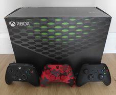 Xbox Series X 1TB Boxed Bundle - 3 Controllers & Venom Stand