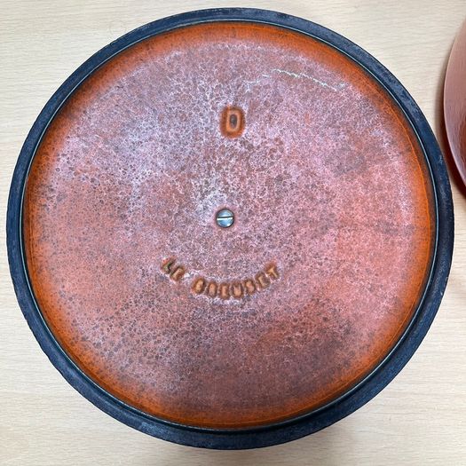 Le Creuset Cast Round Iron Casserole Dutch Pot & Lid 22cm Size D Volcanic Orange