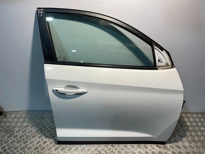 hyundai tucson 2019 white drivers door