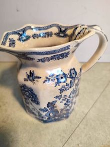 Vintage Rare medium Mason's Patent Ironstone Porcelain Pitcher/creamer Manchu England 51/2". but is damaged have chips on top rim and discoloured.