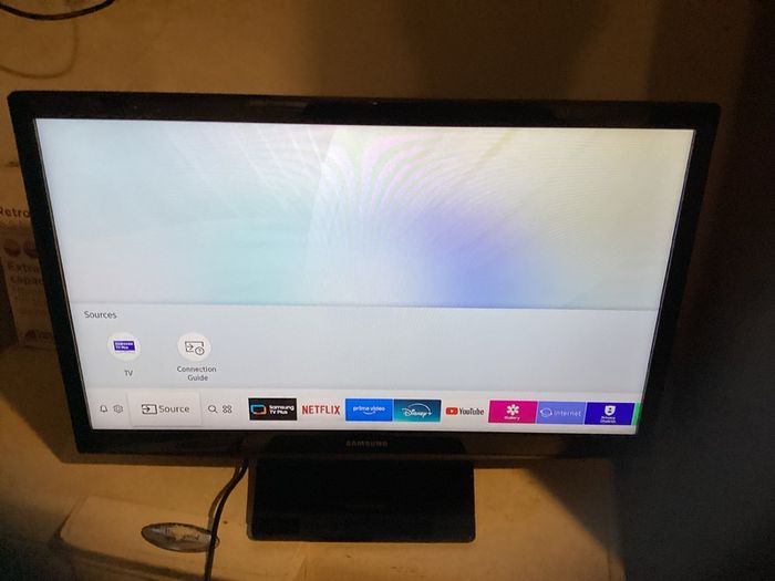 24 Inches Samsung Smart Television, SMART TV with USB, 2 HDMI, Scart, WIFI connectivity, etc Barely used.