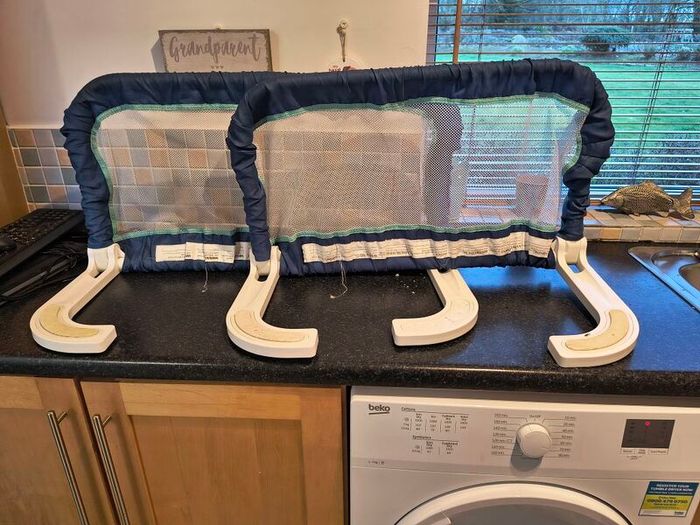 bed rails only 1 available