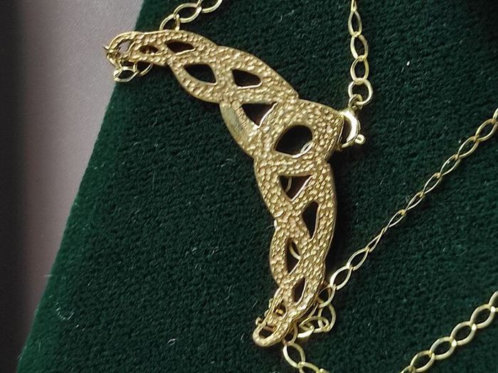 9ct gold Kinneys necklace