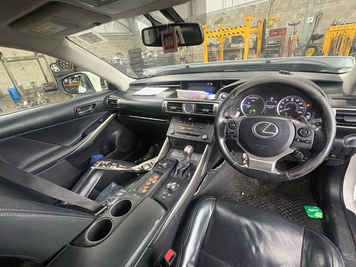 Breaking 2015 Lexus Is250 2.5 Hybrid Auto