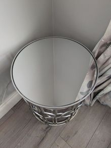 Mirrored nest of tables