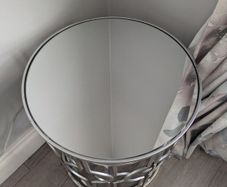 Mirrored nest of tables