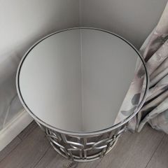 Mirrored nest of tables