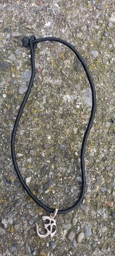 Vintage jewelry is sold individually for 5 to 10 euros