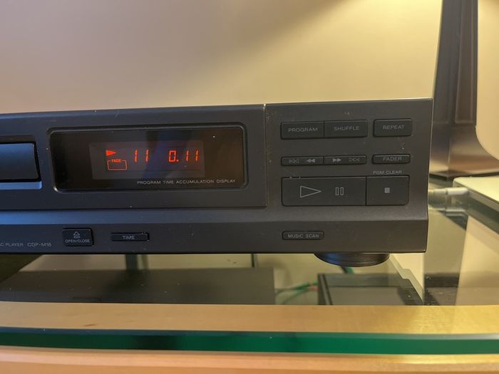 Sony CDP-M18 cd player medium size
