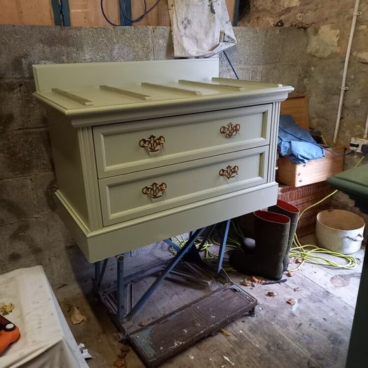 Lowboy chest of drawers