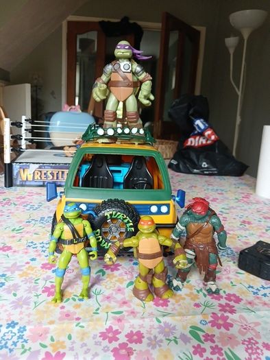 Teenage Mutant Ninja figure  Playset and figures (Please Read)