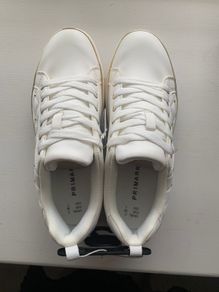 BRAND NEW Ladies Runners / Trainers / Shoes / Flats / Sandals: Size 5