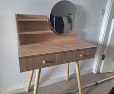 Vanity desk with mirror