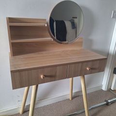 Vanity desk with mirror