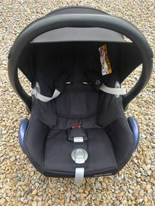 Maxi cosi infant car seat with isofix base