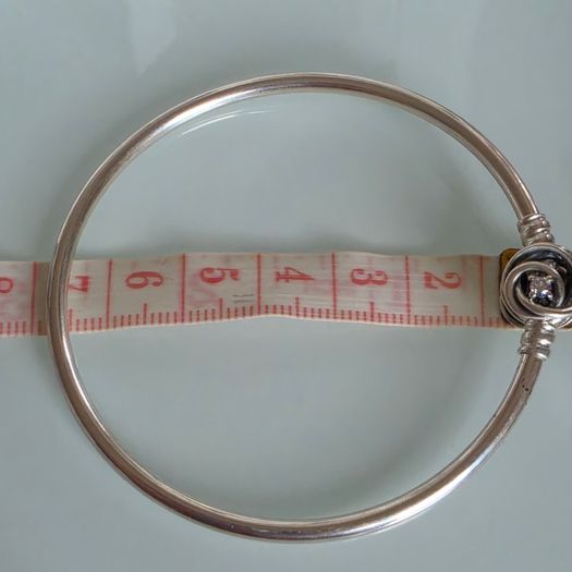 Pandora Moments encircled clasp bangle openwork swirl clasp holding a sparkling center crystal in great condition