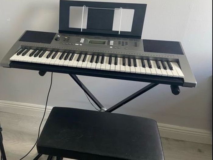 Yamaha Psr E353 digital keyboard with stand