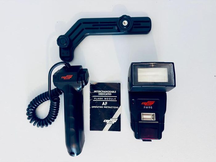 Centon FH-95 Interchangeable Dedicated Flash Kit with Bracket, Handle & Manual