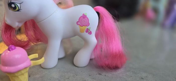 Strawberry Suprise with HTF accessory Scented MLP G3 My Little Pony 2005