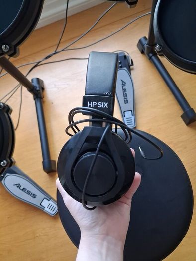 Alesis Turbo Mesh Electric Drum Kit with amp